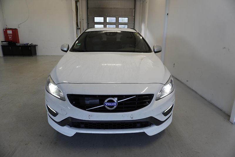 Volvo V60  2,0 T4 R-DESIGN AUTOMAT - fotka 2 z 33