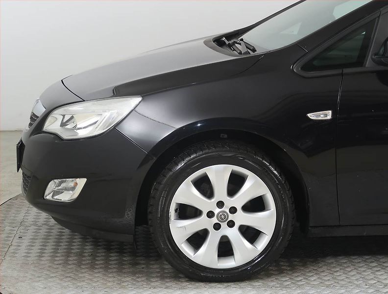 Opel Astra (2011) 1.4 T, Tempomat, Park. senzory - fotka 14 z 18