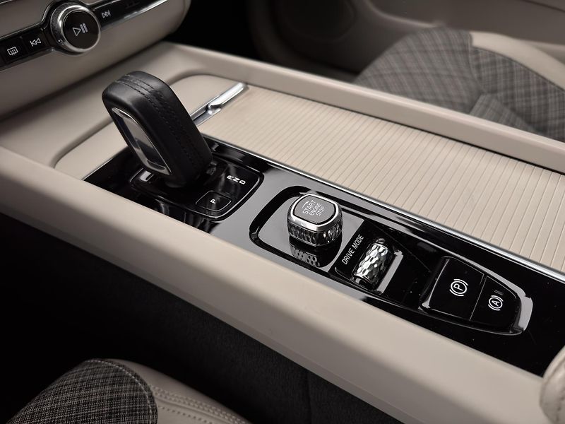 Volvo XC60 B4 AWD MOMENTUM PRO REZERVACE - fotka 27 z 43