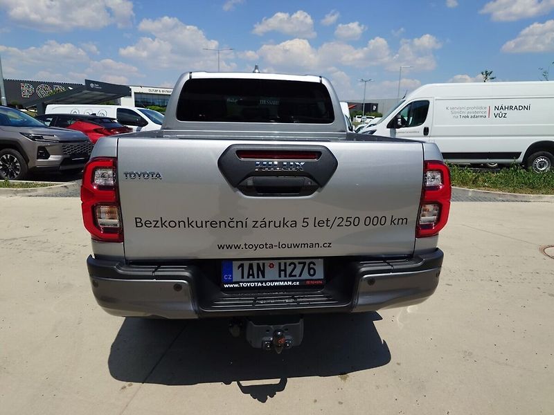 Toyota Hilux DoubleCab Invincible 2.8D 6AT - fotka 6 z 9