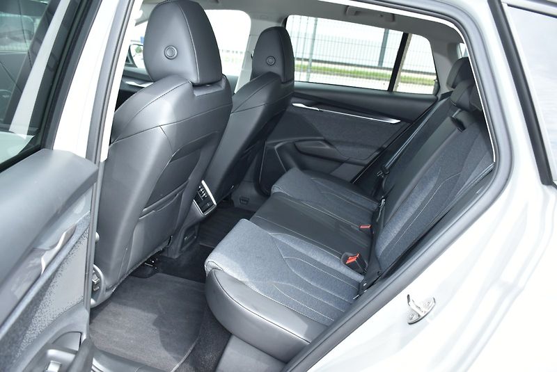 Škoda Elroq (2025) 60 Design paket LOFT 150kW - fotka 29 z 35