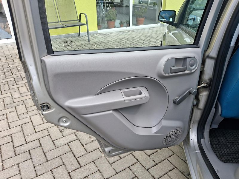 Fiat Panda (2003) 1,2i 44kw SERVISKA NOVÁ STK - fotka 13 z 29