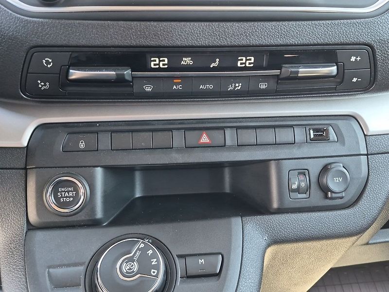 Toyota ProAce Verso Glass Shuttle 2.0 D 180 8A/T B - fotka 21 z 24