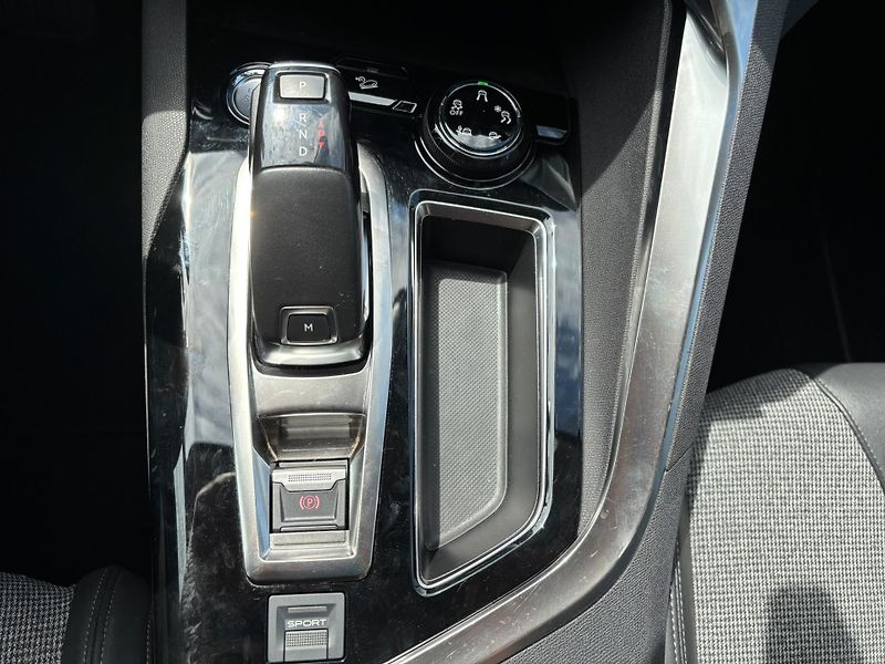 Peugeot 5008 (2019) ALLURE 1.6 PT 180k PANORAMA - fotka 17 z 21