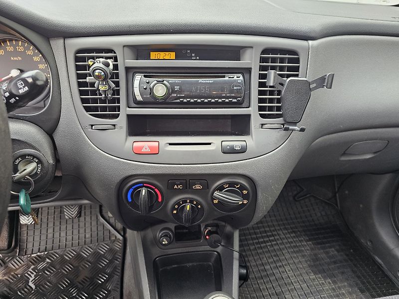 Kia Rio (2006) 1.4i, TAŽNÉ, KLIMA - fotka 16 z 17