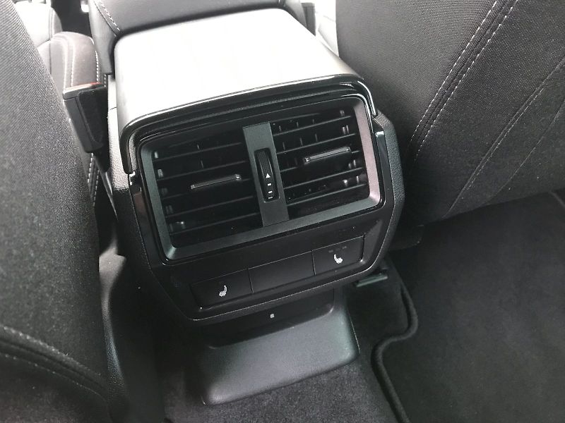 Škoda Karoq (2026) SPORTLINE 2,0 TDI 4X4 DSG - fotka 21 z 30