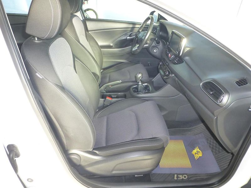 Hyundai i30 (2021) 1,6CRDI*ALU*AC**PARK.S**KAMERA - fotka 17 z 23