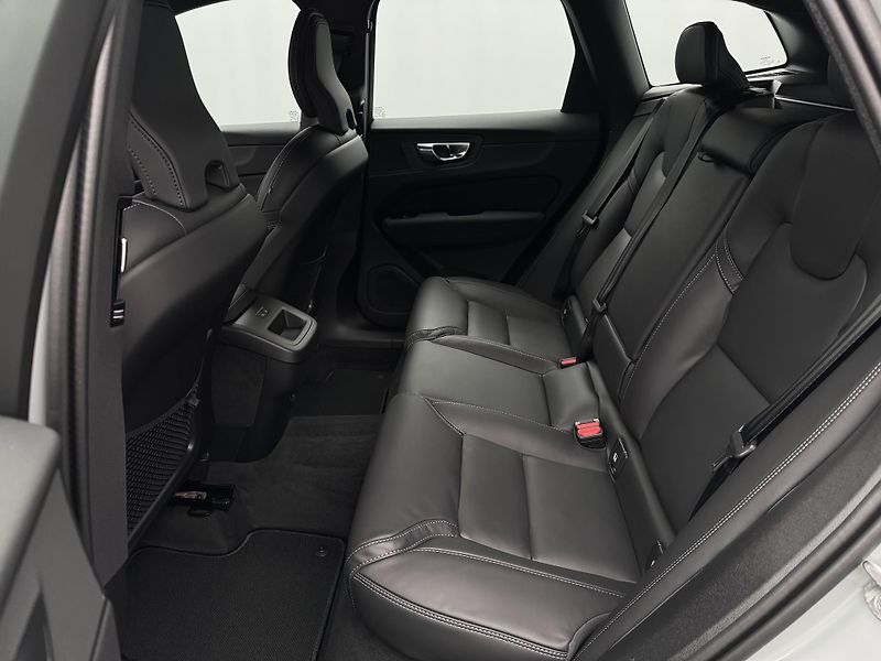 Volvo XC60 (2026) B5 AWD AUT PLUS BLACK EDITION - fotka 6 z 23