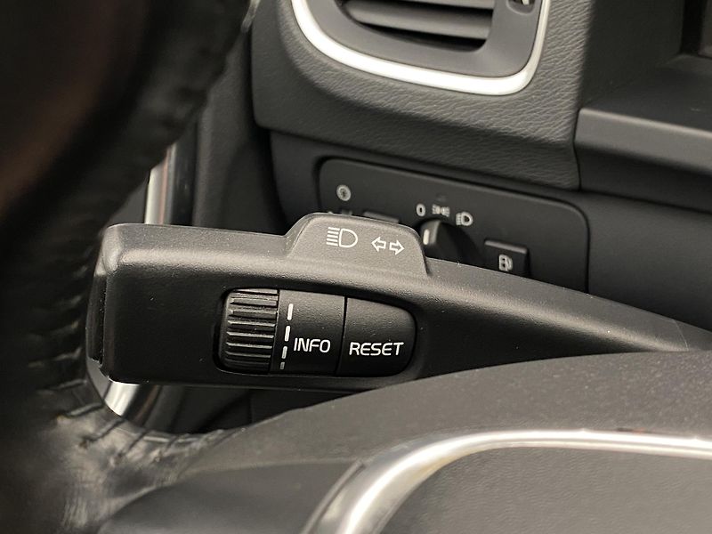 Volvo V60 D5 MOMENTUM REZERVACE - fotka 21 z 43