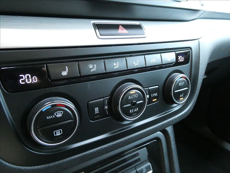 Volkswagen Sharan 2,0 TDi 110kW webasto, 2x kola - fotka 36 z 50