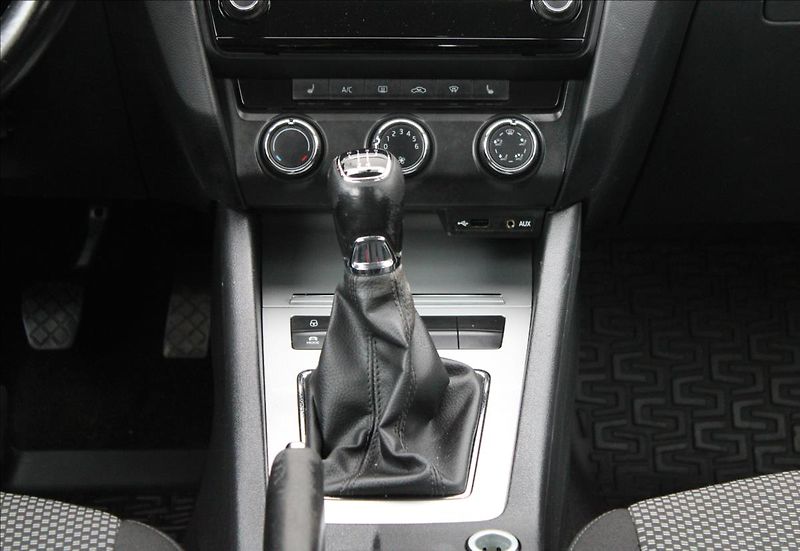 Škoda Octavia 1.6 TDI/81 kW/Ambition/ CZ - fotka 24 z 39