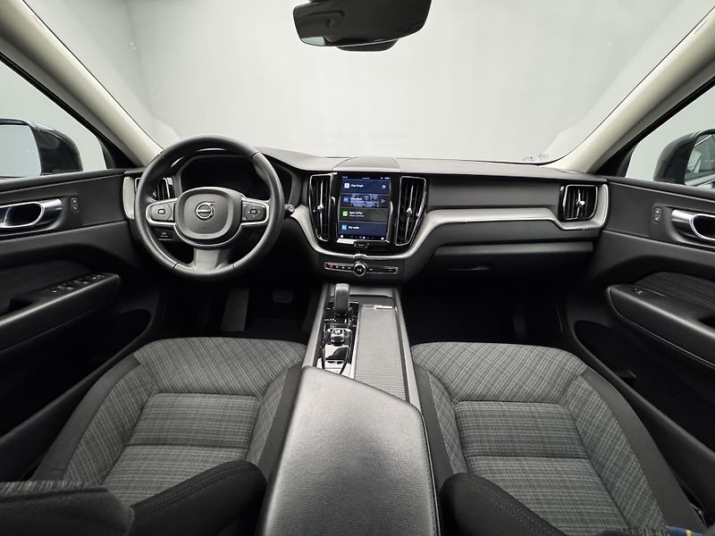 Volvo XC60 B5 AWD CORE CZ AUT 1.MAJ - fotka 2 z 42