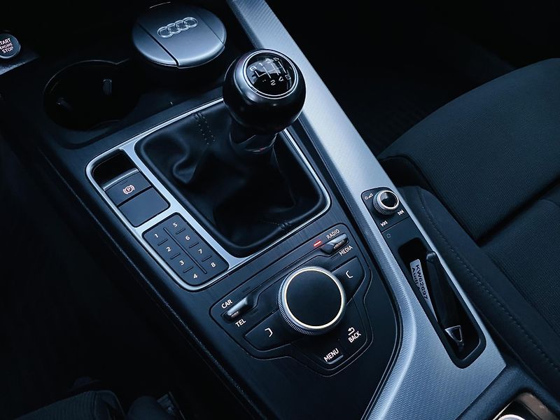 Audi A4 1.4TFSI MAN 1MAJITEL TAŽNÉ LED - fotka 34 z 44