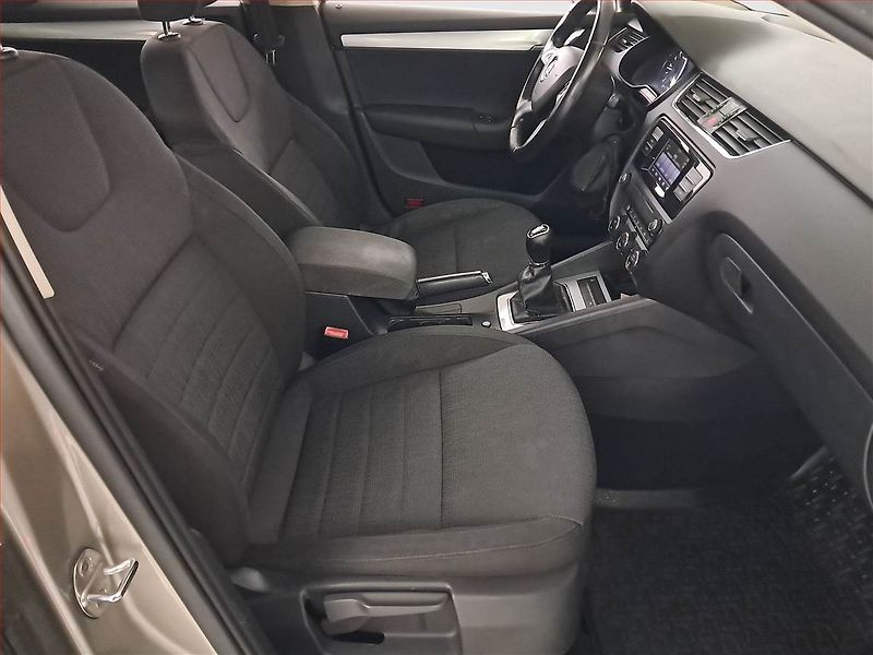 Škoda Octavia (2014) 1.6 TDI, Tempomat - fotka 9 z 19