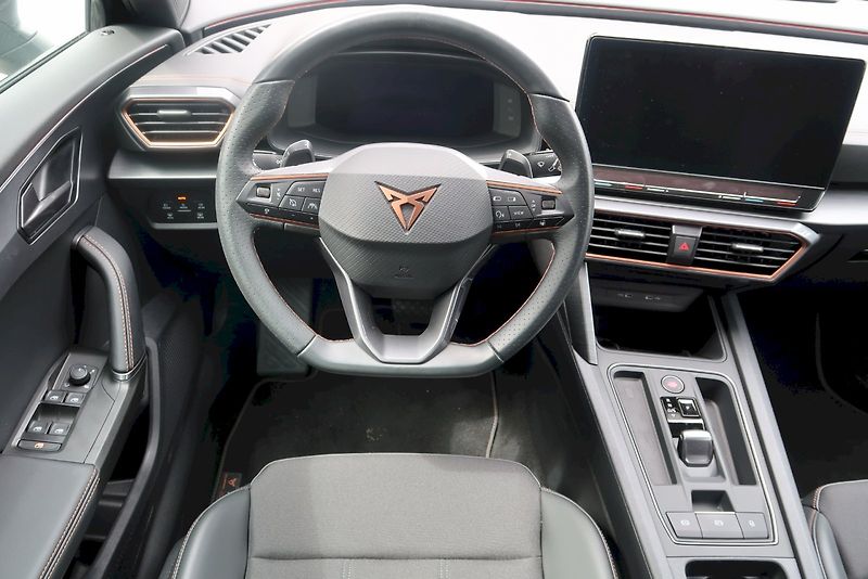 Cupra Formentor (2024) 2.0 TSI 140 kW 4x4 DSG - fotka 23 z 28