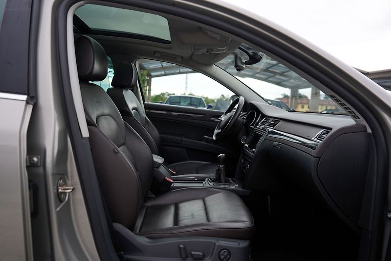 Škoda Superb 2.0 TDI 125 kW L&K/ČR/DPH - fotka 31 z 44