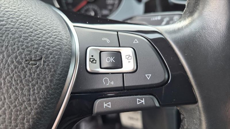 Volkswagen Golf 1,6 TDI DSG COMFORTLINE ČR - fotka 15 z 23