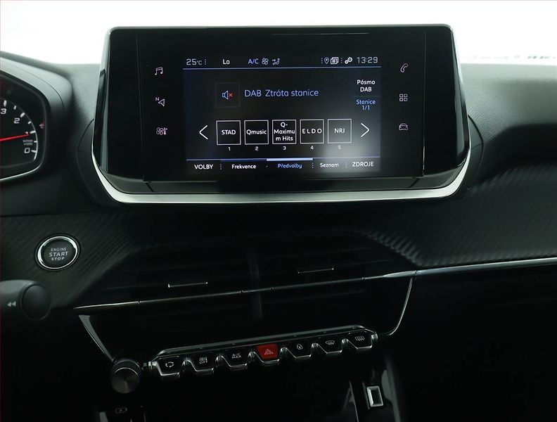 Peugeot 2008 (2022) Allure 1.2 PureTech, Automat - fotka 12 z 17