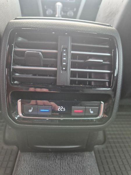 Volkswagen Passat Variant 2,0 BiTDI 176 kW R-lin - fotka 11 z 26