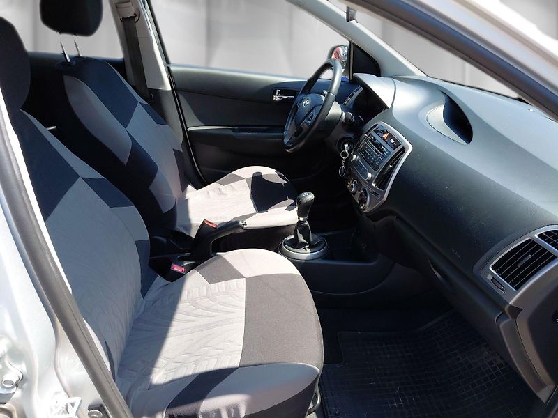 Hyundai i20 (2014) 1,25i 63 kW Family Go - fotka 22 z 24