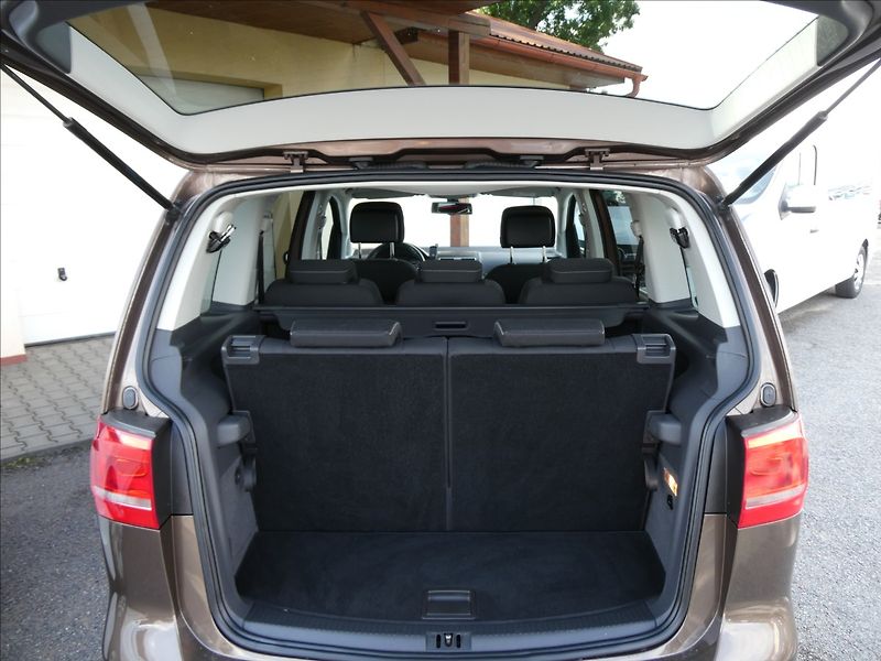 Volkswagen Touran 1,6 TDi 77kW CUP,7.míst,naviga - fotka 16 z 46