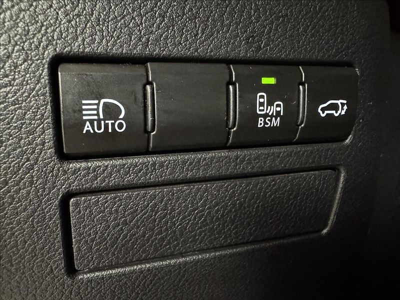 Lexus NX 300h 2,5   Hybrid Luxury LED Assist - fotka 23 z 47