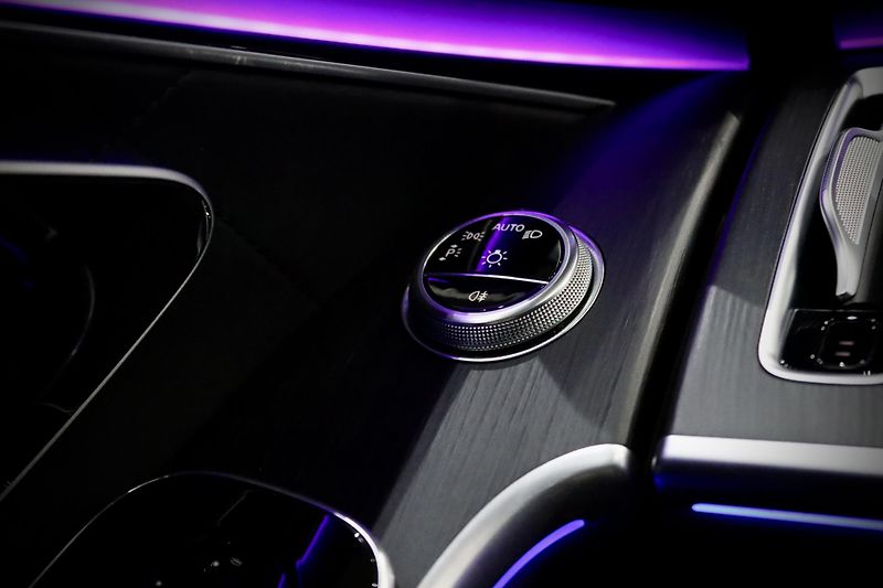 Mercedes-Benz Třídy S 580 Long 4Matic V8 370 kW - fotka 36 z 43