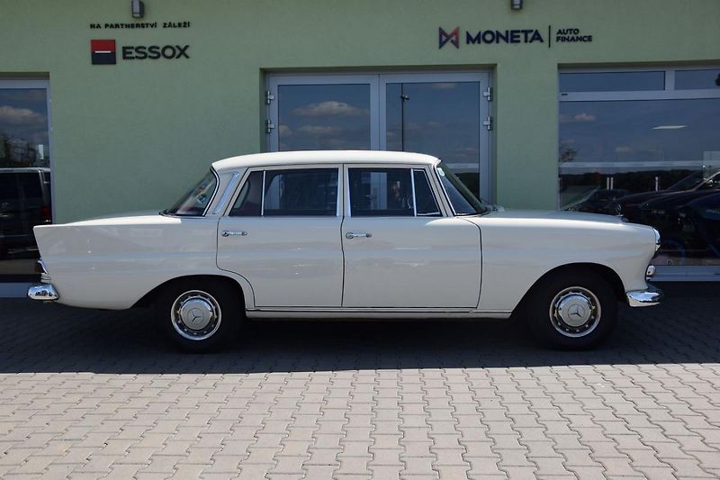 Mercedes-Benz 200 (1968) 200D  - fotka 12 z 31