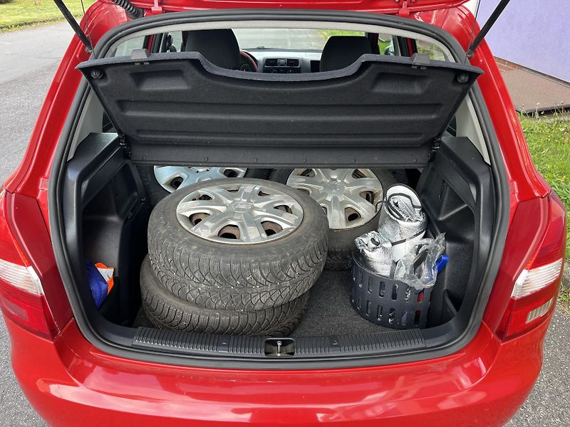 Škoda Fabia 1,2 HTP + pneu zima - fotka 17 z 26