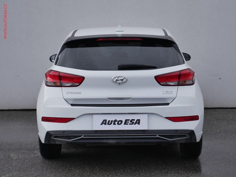 Hyundai i30 (2020) 1.5 DPi, ČR, Comfort, kamera - fotka 5 z 21