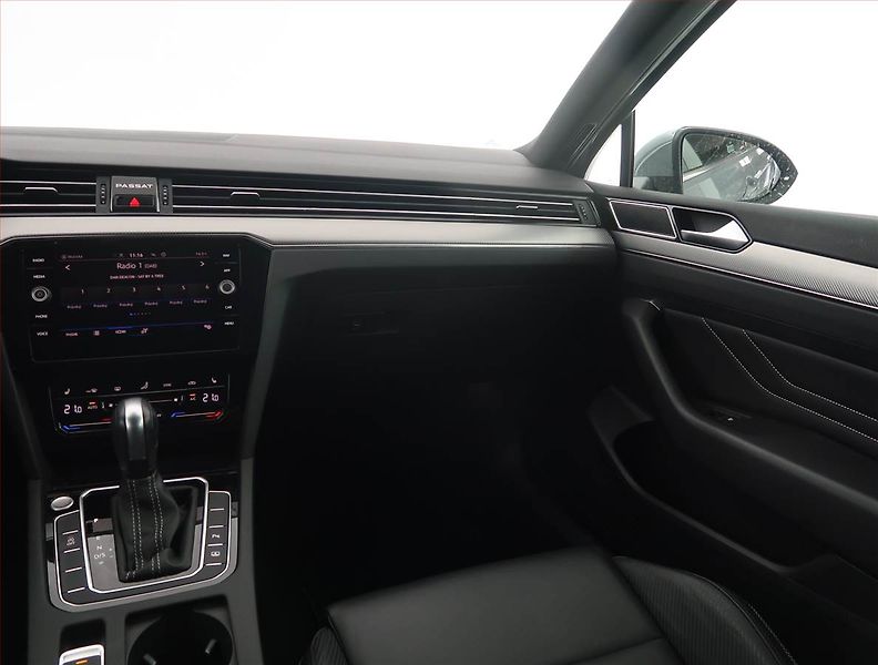 Volkswagen Passat (2022) R-Line 2.0 TSI - fotka 8 z 23