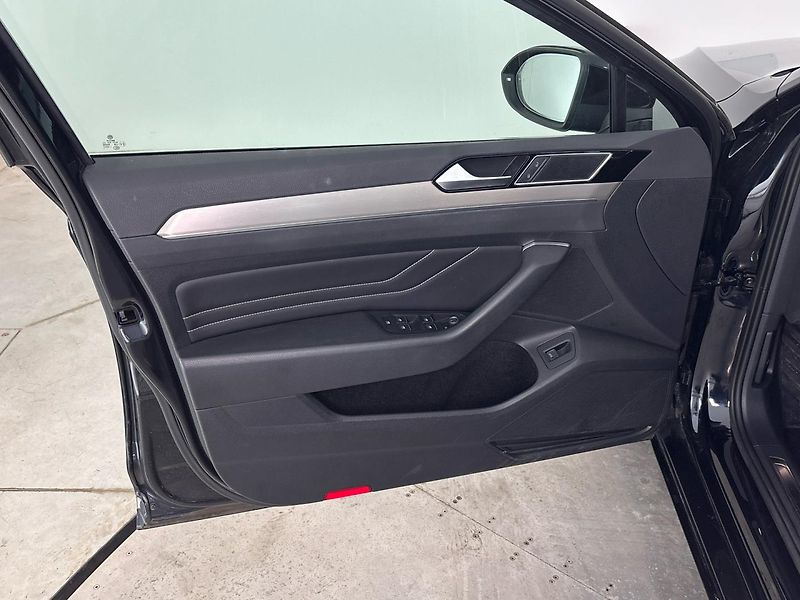 Volkswagen Passat Elegance DSG - fotka 13 z 28