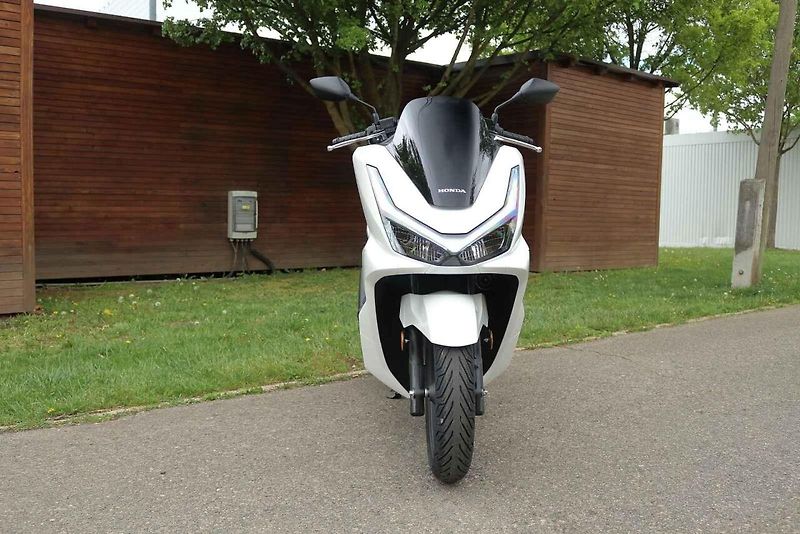 V loňském roce prošla Honda PCX modernizací, vylepšila motor, brzdy i kapotáž.