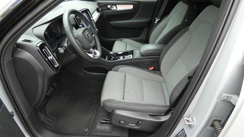 Volvo XC40 B3 PLUS DARK - fotka 18 z 23