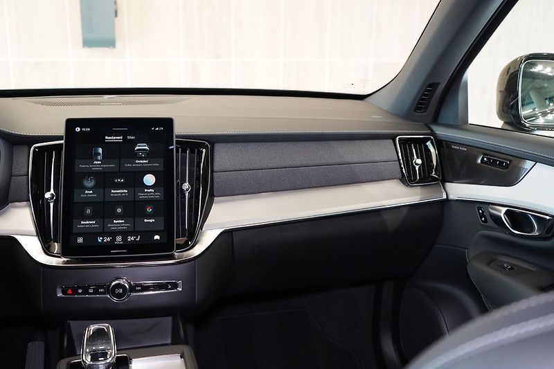 Volvo XC90 B5 PLUS Black Edition, 360° - fotka 48 z 48