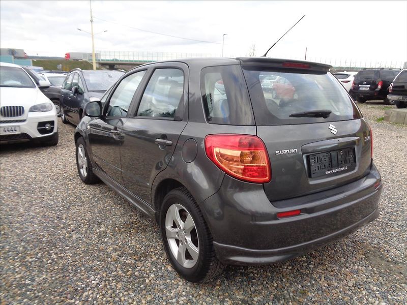 Suzuki SX4 1,6 - fotka 8 z 16