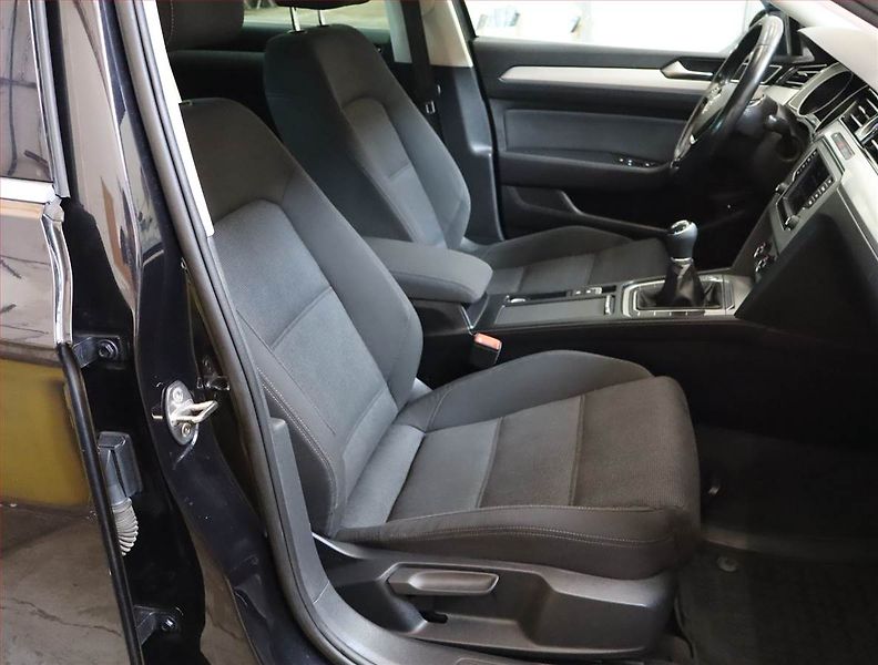 Volkswagen Passat (2015) 2.0 TDI, Navi, Tempomat - fotka 9 z 22