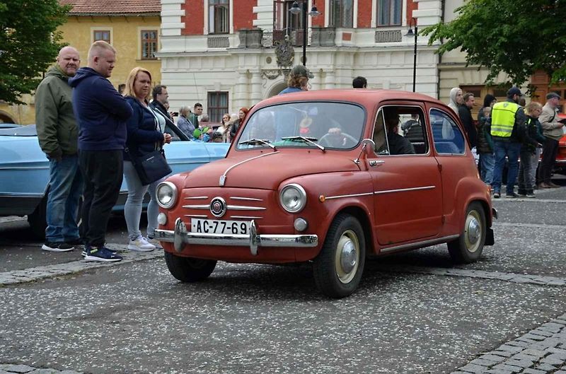 Veteránský závod odstartoval ve Velvarech na náměstí. Cíl byl na náměstí ve Slaném.