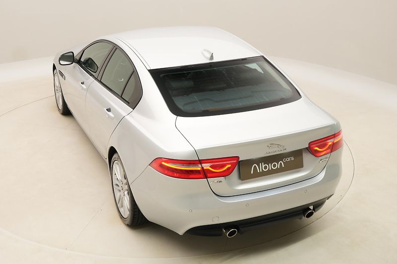 Jaguar XE 30t 221kW AWD AUT CZ - fotka 17 z 39