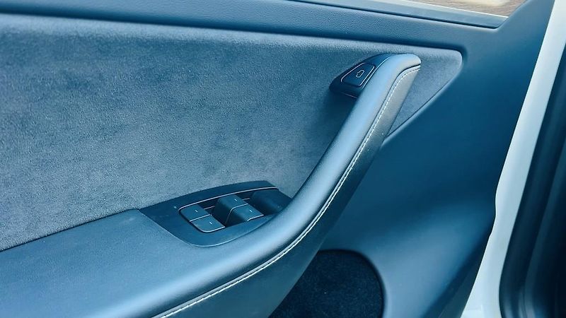 Tesla Model Y (2022) LR AWD Berlin Záruka SoH 93,4% - fotka 9 z 57