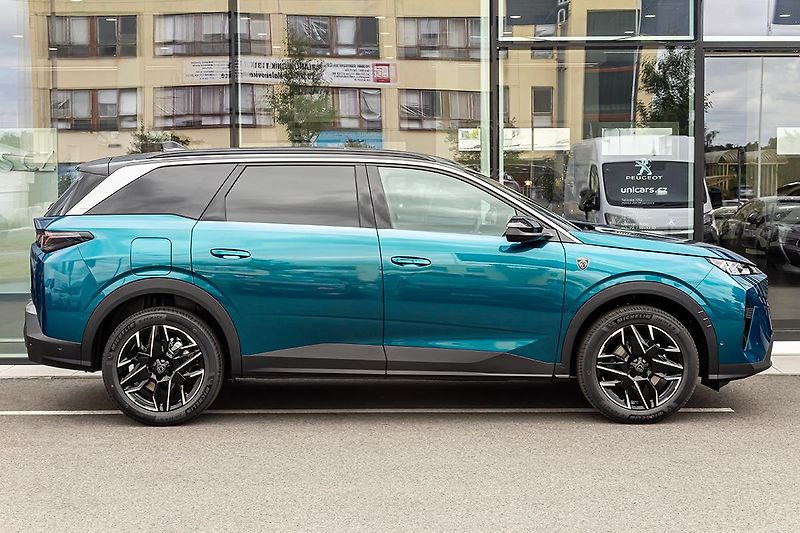 Peugeot 5008 (2026) 1,2 BUSINESS Hybrid 145 e-DCS6 - fotka 5 z 17
