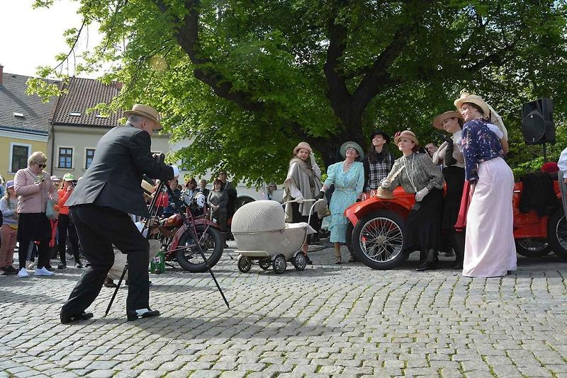 Stovka nablýskaných motocyklů a automobilů předválečné a meziválečné éry vyrazila v neděli z Horního náměstí v Přerově na spanilou jízdu regionem. Nejstarší účastnicí byla osmaosmdesátiletá Libuše Šulcová, která na trasu vyrazila na motocyklu BSA 770 se s