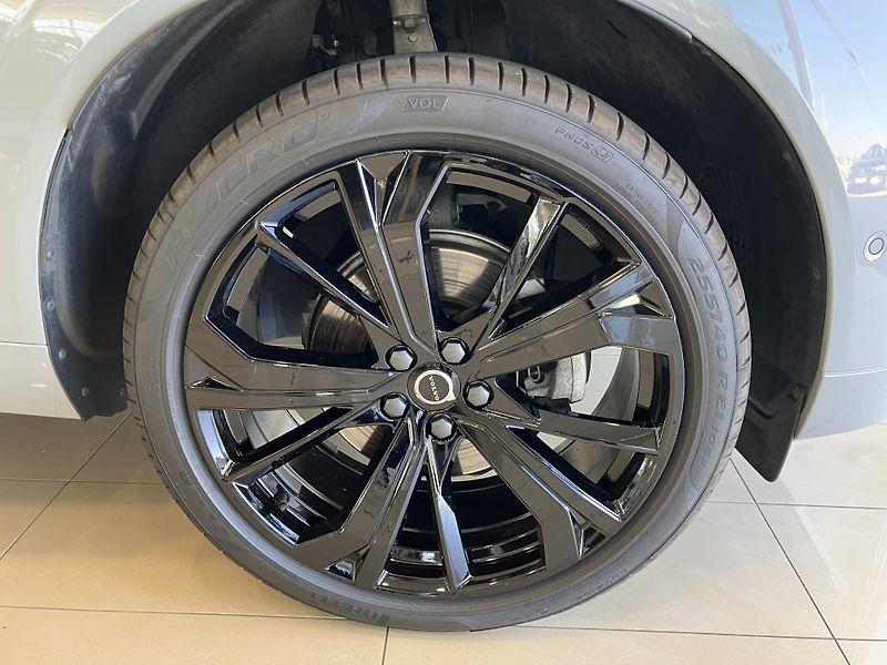 Volvo XC60 B5 AWD Black Edition Plus AT8 - fotka 5 z 47