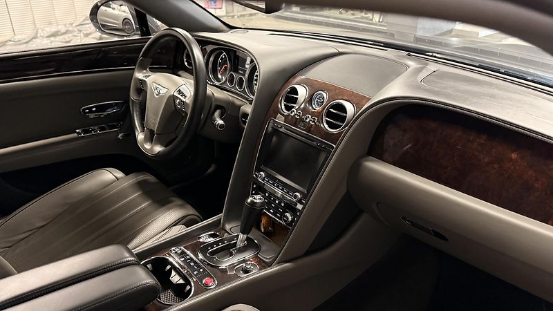 Bentley Flying Spur (2016) 6.0 W12,630PS-335KM/HOD,KRÁSNÝ - fotka 36 z 55