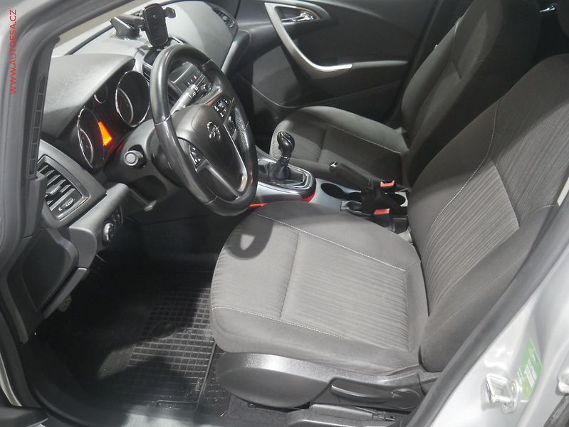 Opel Astra (2011) 1.4T, AC, tempo - fotka 9 z 14