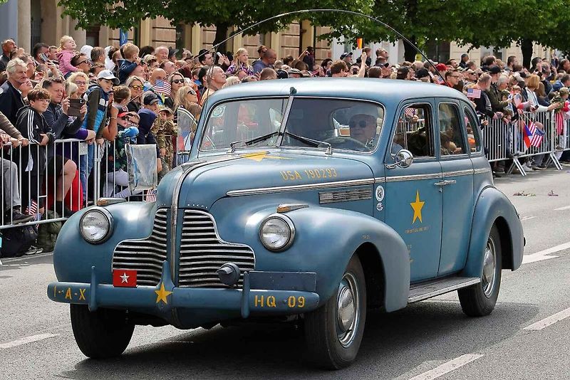 Plzní projel Konvoj svobody. Stovky kusů historické vojenské techniky v neděli projely z Bor do centra města. Ulice lemovaly tisíce diváků.