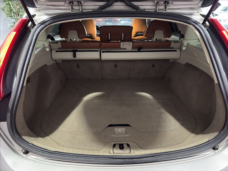 Volvo V60 2,0   T5 177KW SUMMUM XENON - fotka 27 z 38