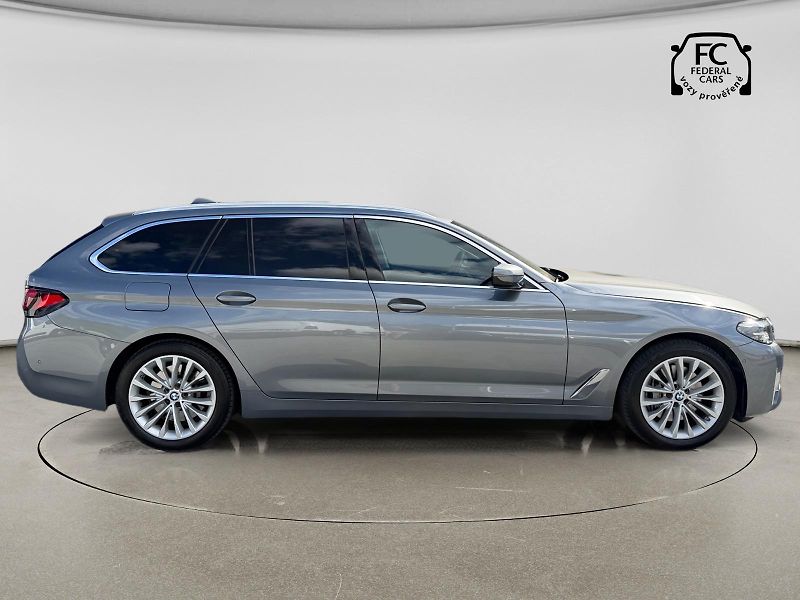 BMW Řada 5 (2023) 530d Touring xDrive - fotka 6 z 44