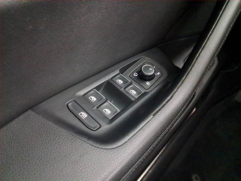 Volkswagen Passat (2016) Highline 2.0 TDI, Kůže, Navi - fotka 17 z 23
