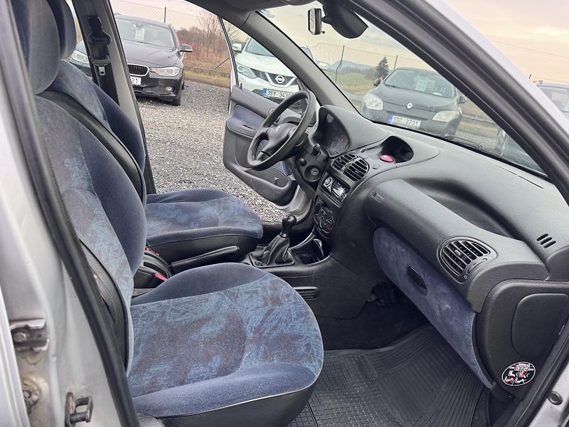 Peugeot 206 1.4i, 55 kW, 5-ti dvéř - fotka 14 z 15